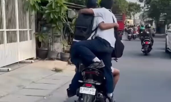 Aksi Nekat Pelajar SMP di Ciputat Naik Motor Gendongan Berempat