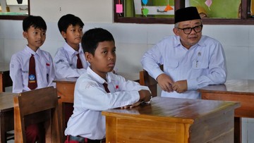 Mendikdasmen Ungkap Rencana Negara Penuhi Kekurangan 464 Ribu Guru